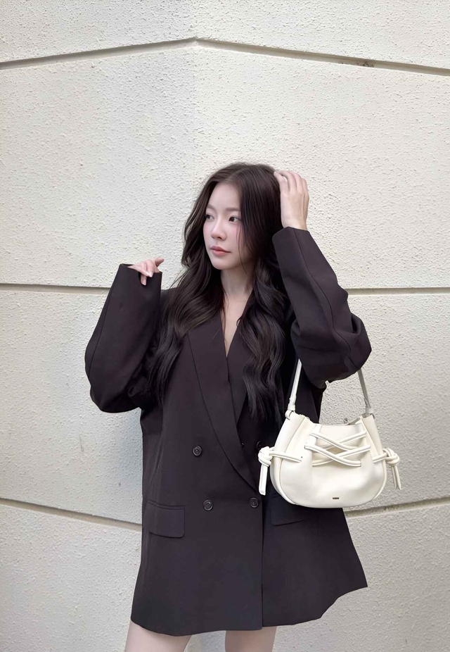 Áo blazer phối túi xách, 'bộ đôi' giúp nàng sang xịn mịn- Ảnh 3.