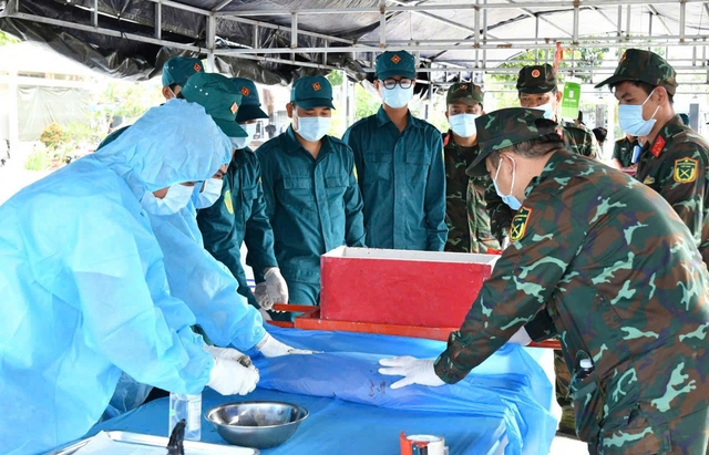 Phát hiện đôi dép cao su khá nguyên vẹn trong phần mộ liệt sĩ tại An Giang- Ảnh 1.