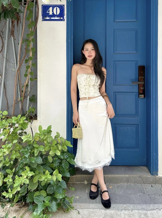 Áo quây phối chân váy: Khoe dáng quyến rũ đầy tinh tế - Ảnh 1.