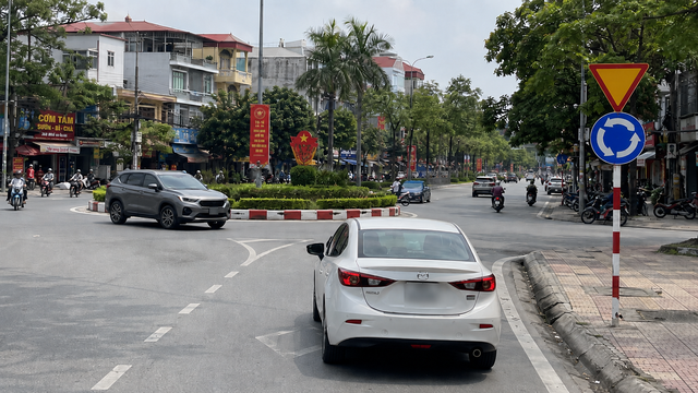 Vào vòng xuyến, phải nhường xe bên trái hay bên phải mới đúng luật? - Ảnh 1.