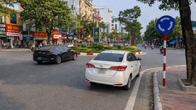 Vào vòng xuyến, phải nhường xe bên trái hay bên phải mới đúng luật? - Ảnh 2.
