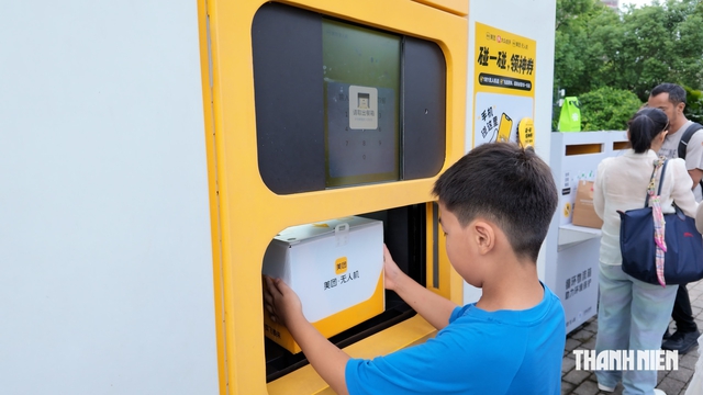 H&agrave;ng trăm người đợi xem một '&ocirc;ng shipper m&agrave;u v&agrave;ng' giao h&agrave;ng từ tr&ecirc;n cao - Ảnh 4.