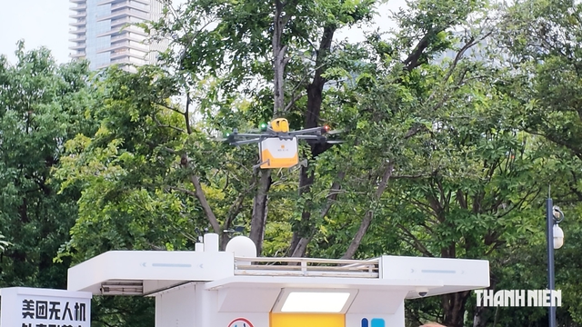 H&agrave;ng trăm người đợi xem một '&ocirc;ng shipper m&agrave;u v&agrave;ng' giao h&agrave;ng từ tr&ecirc;n cao - Ảnh 2.