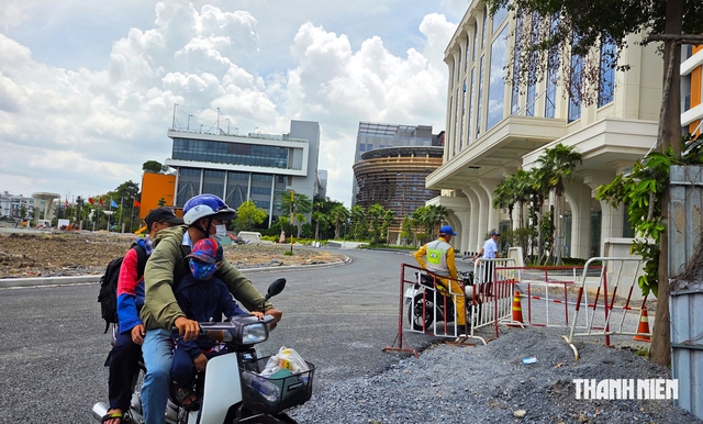 Trường đại học dựng r&agrave;o cản đường ven rạch Xuy&ecirc;n T&acirc;m, phường y&ecirc;u cầu dỡ bỏ- Ảnh 1.