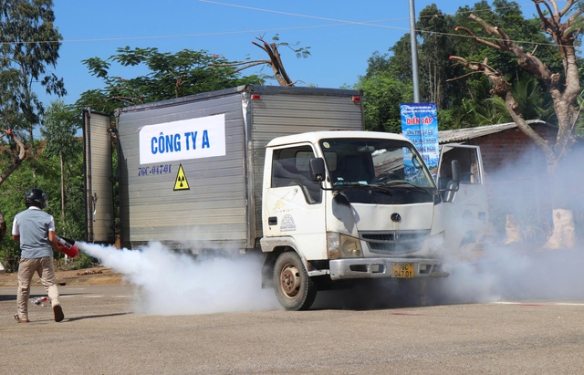 Diễn tập ứng phó sự cố bức xạ, hạt nhân tại Khu kinh tế Dung Quất - Ảnh 1.
