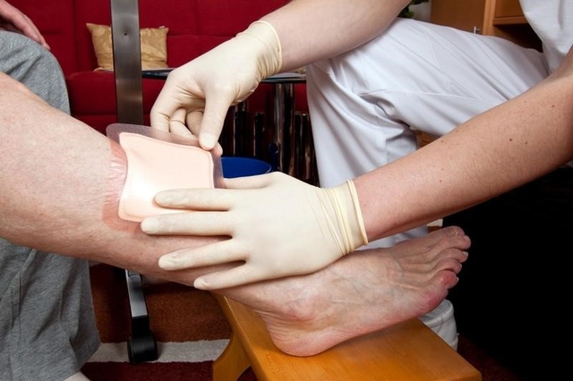 Chống lo&eacute;t t&igrave; đ&egrave; cho người nằm l&acirc;u: Ph&ograve;ng ngừa sớm để vơi g&aacute;nh nặng chăm s&oacute;c- Ảnh 3.