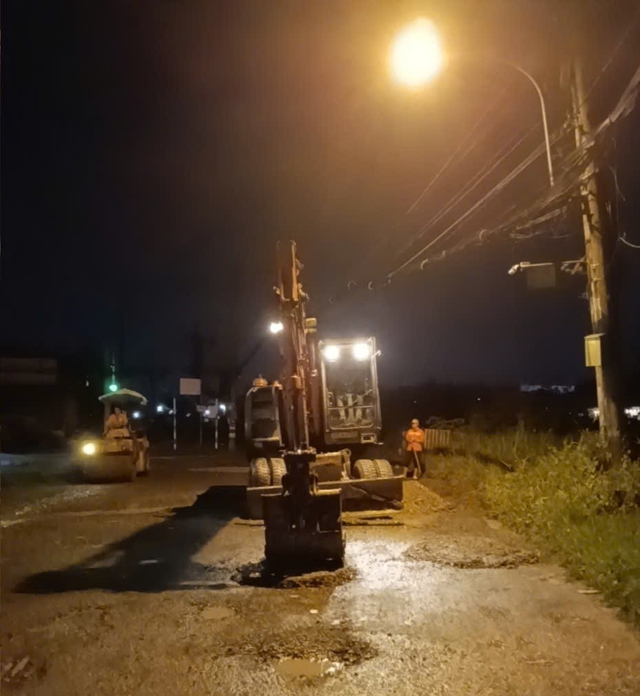 Đường Thạnh Xuân 25 đầy ổ gà, người dân té ngã: Sở Xây dựng TP.HCM nói gì? - Ảnh 1.