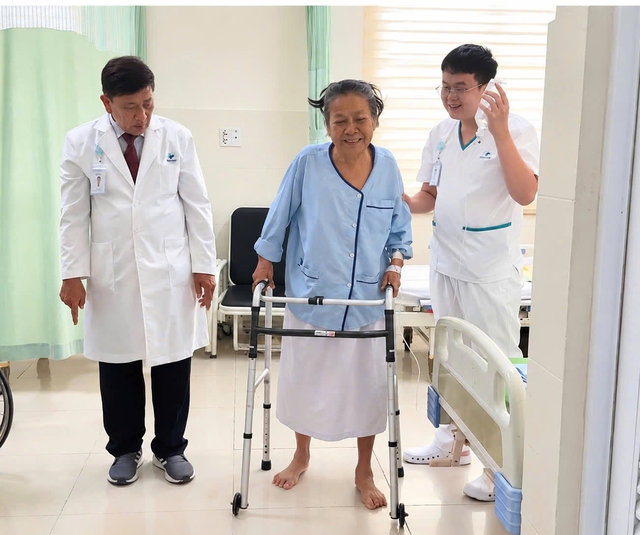 Cụ bà 73 tuổi trải qua 4 lần phẫu thuật thay khớp - Ảnh 1.