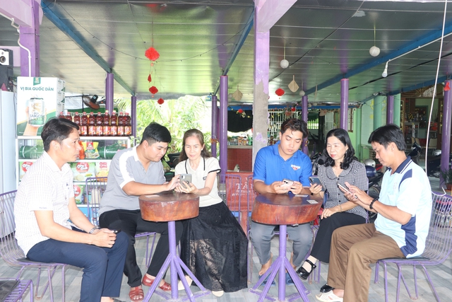Cà Mau đưa chuyển đổi số đến gần người dân - Ảnh 3.