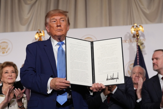 Ông Trump bác chuyện cùng Trung Quốc quản lý AI - Ảnh 1.