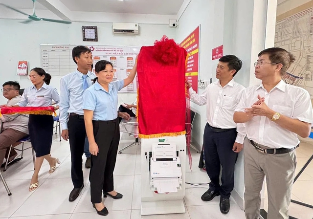 Phường đầu ti&ecirc;n ở Huế đưa robot Kiosk to&agrave;n tr&igrave;nh v&agrave;o phục vụ dịch vụ c&ocirc;ng- Ảnh 1.