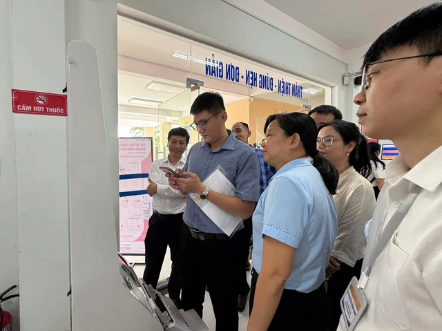 Phường đầu ti&ecirc;n ở Huế đưa robot Kiosk to&agrave;n tr&igrave;nh v&agrave;o phục vụ dịch vụ c&ocirc;ng- Ảnh 2.