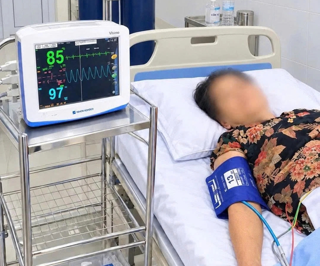 Ăn nấm và cua, người phụ nữ nhập viện nghi do ngộ độc - Ảnh 1.