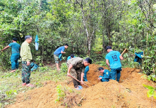 Ph&aacute;t hiện tăng, v&otilde;ng, c&uacute;c &aacute;o c&ugrave;ng 3 h&agrave;i cốt liệt sĩ ở Quảng Ng&atilde;i- Ảnh 2.