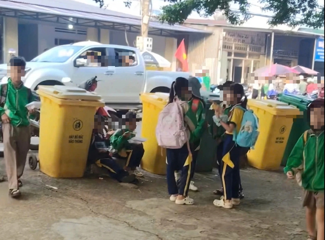 Thực hư hình ảnh học sinh ăn sáng cạnh thùng rác trước cổng trường - Ảnh 2.