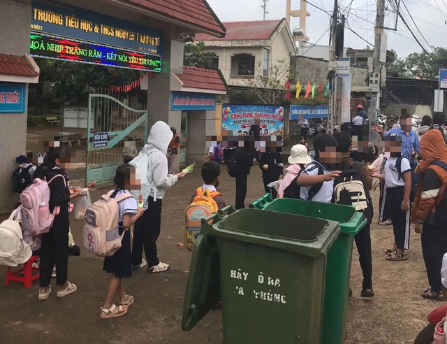 Thực hư hình ảnh học sinh ăn sáng cạnh thùng rác trước cổng trường - Ảnh 1.