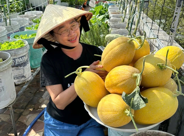 Người phụ nữ ở TP.HCM 2 tháng xách đất lên sân thượng làm vườn - Ảnh 8.