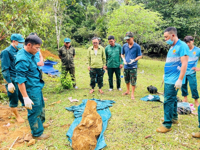 Ph&aacute;t hiện tăng, v&otilde;ng, c&uacute;c &aacute;o c&ugrave;ng 3 h&agrave;i cốt liệt sĩ ở Quảng Ng&atilde;i- Ảnh 1.