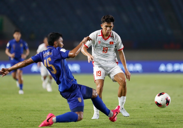 Minh Khoa xin lỗi vì thua Thái Lan, đội tuyển Việt Nam di chuyển lên Jakarta chuẩn bị đấu Pakistan- Ảnh 1.