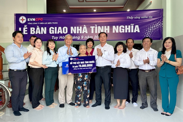 PC Đắk Lắk: Bàn giao 5 nhà tình nghĩa từ nguồn hỗ trợ của EVNCPC- Ảnh 1.