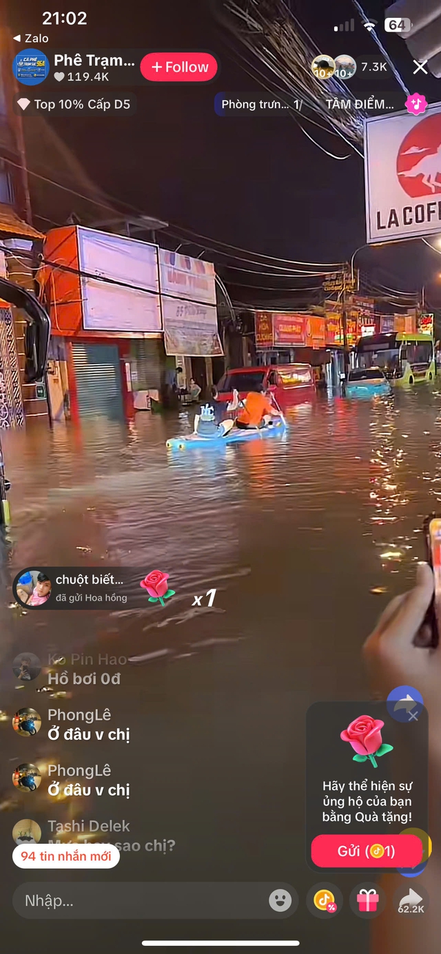 Ngập đường Phan Huy Ích ở TP.HCM, nước tràn vào xe buýt, xuất hiện xuồng di chuyển- Ảnh 3.