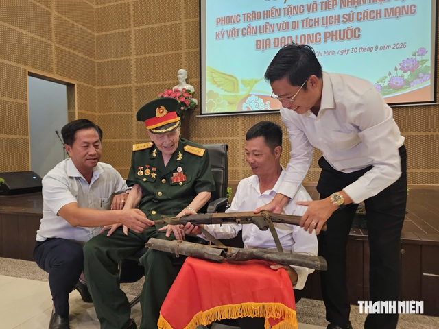 Tặng 2 kỷ vật từng được cầm tiến vào giải phóng Sài Gòn cho bảo tàng - Ảnh 2.