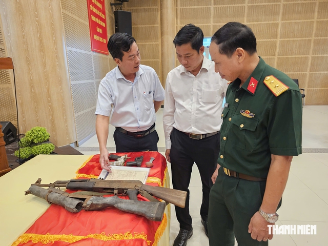 Tặng 2 kỷ vật từng được cầm tiến vào giải phóng Sài Gòn cho bảo tàng - Ảnh 1.