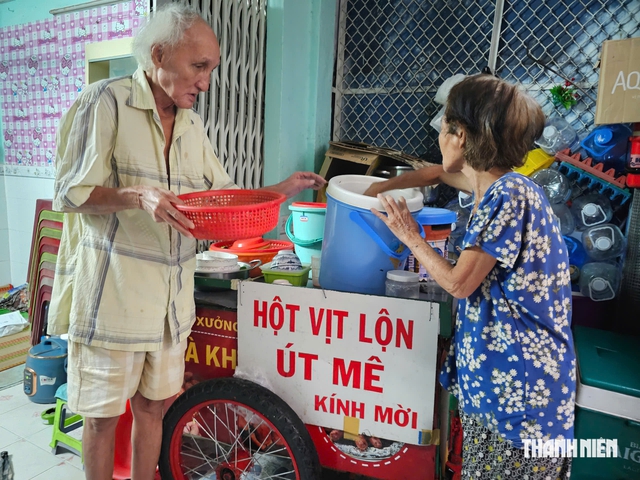 Xe hột vịt lộn của đôi vợ chồng già nuôi con bệnh - Ảnh 2.