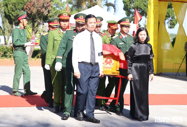 An táng 30 hài cốt liệt sĩ vừa tìm thấy ở Quảng Trị- Ảnh 3.