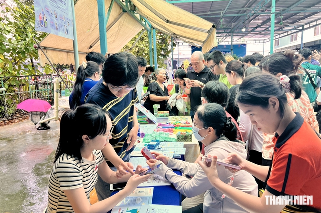 Ngành nào ở TP.HCM đang tuyển dụng nhiều, người lao động dễ tìm việc làm?  - Ảnh 2.