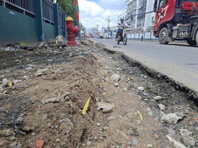 Thi công vỉa hè để đất đá ngổn ngang- Ảnh 1.
