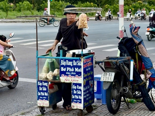 Chàng trai sáng bán bắp rang bơ, tối thành người mẫu sải bước sàn diễn thời trang - Ảnh 1.