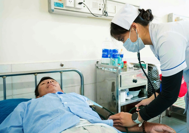 Sau hành trình sinh tử trên biển, 3 ngư dân tiếp tục điều trị tại bệnh viện - Ảnh 2.