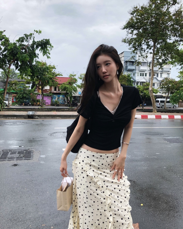 Chân váy cổ điển trở lại, diện đi làm đi chơi đều đẹp- Ảnh 1.