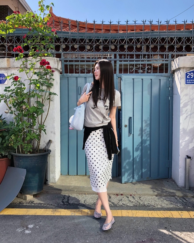 Chân váy cổ điển trở lại, diện đi làm đi chơi đều đẹp- Ảnh 2.