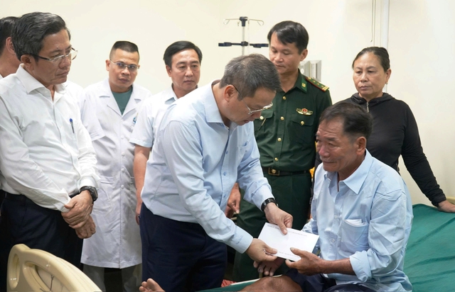 Sau hành trình sinh tử trên biển, 3 ngư dân tiếp tục điều trị tại bệnh viện - Ảnh 3.