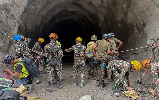 2 c&ocirc;ng nh&acirc;n sống s&oacute;t sau 9 ng&agrave;y mắc kẹt trong hầm do lũ qu&eacute;t ở Nepal - Ảnh 1.