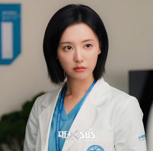 Kim Ji Won thay đổi hình tượng, hóa bác sĩ sau cơn sốt 'Nữ hoàng nước mắt' - Ảnh 1.