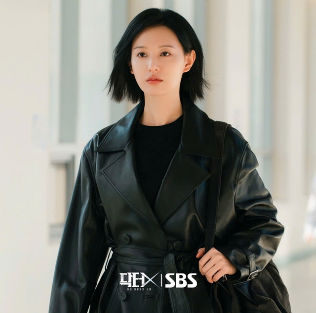 Kim Ji Won thay đổi hình tượng, hóa bác sĩ sau cơn sốt 'Nữ hoàng nước mắt' - Ảnh 2.
