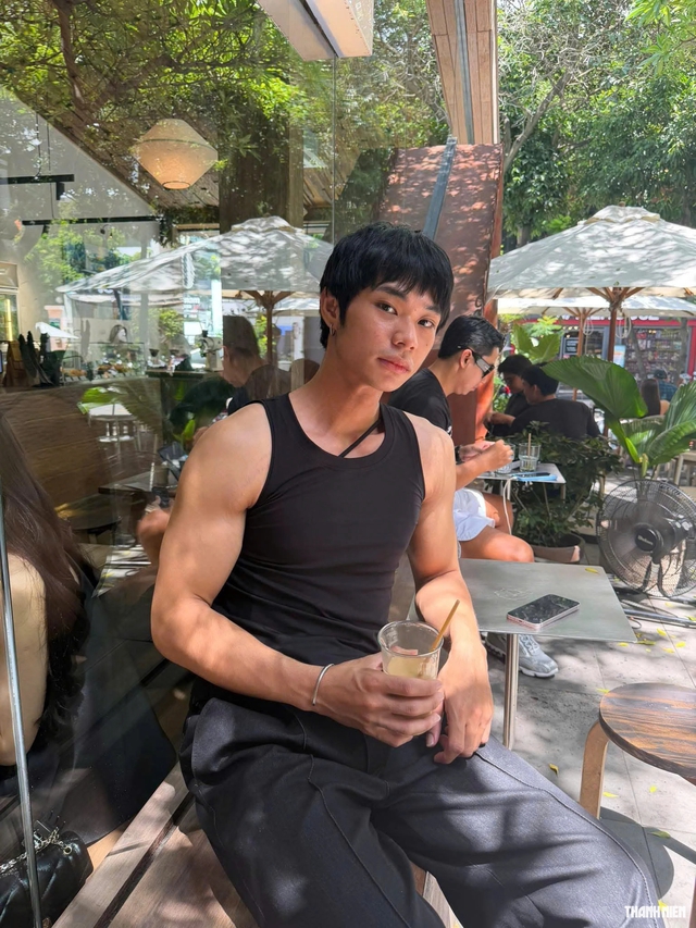 Chàng trai sáng bán bắp rang bơ, tối thành người mẫu sải bước sàn diễn thời trang - Ảnh 3.