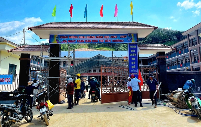 Đ&agrave; Nẵng: Thầy c&ocirc; trường miền n&uacute;i 'chạy đua' lo chỗ học, chỗ ở cho học sinh- Ảnh 1.