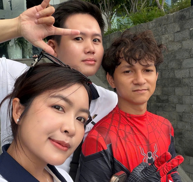 Đang ăn cơm, chàng trai Quảng Ngãi bất ngờ nổi tiếng vì giống...Người Nhện - Ảnh 3.