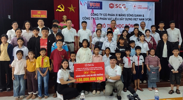 Trao máy tính, học bổng cho học sinh vùng biên Quảng Trị trước thềm khai giảng - Ảnh 2.