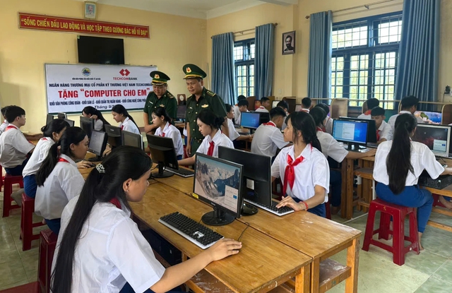 Trao máy tính, học bổng cho học sinh vùng biên Quảng Trị trước thềm khai giảng - Ảnh 1.