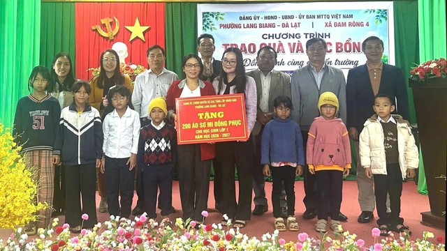 Phường Lang Biang – Đà Lạt tặng 1.000 áo đồng phục cho học sinh lớp 1 - Ảnh 1.