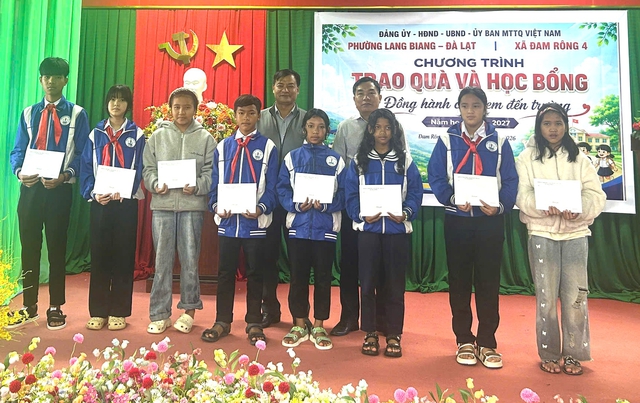 Phường Lang Biang – Đà Lạt tặng 1.000 áo đồng phục cho học sinh lớp 1 - Ảnh 2.