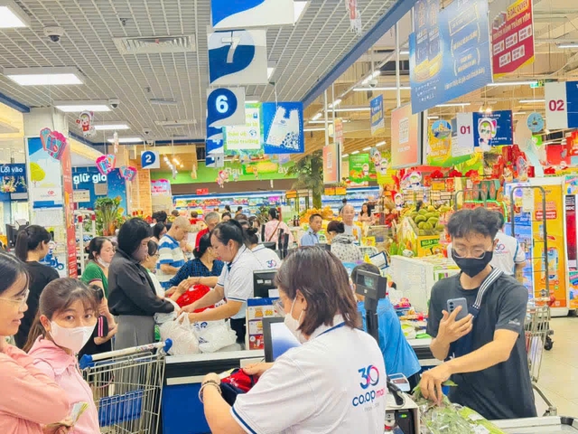 Saigon Co.op tặng qu&agrave; cho học sinh, sinh vi&ecirc;n nh&acirc;n ng&agrave;y khai giảng- Ảnh 1.
