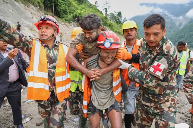 2 công nhân được cứu sống sau 9 ngày mắc kẹt trong hầm do lũ quét ở Nepal - Ảnh 1.