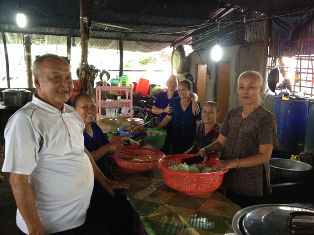 Bếp ăn tình thương hết lòng vì bệnh nhân nghèo - Ảnh 1.
