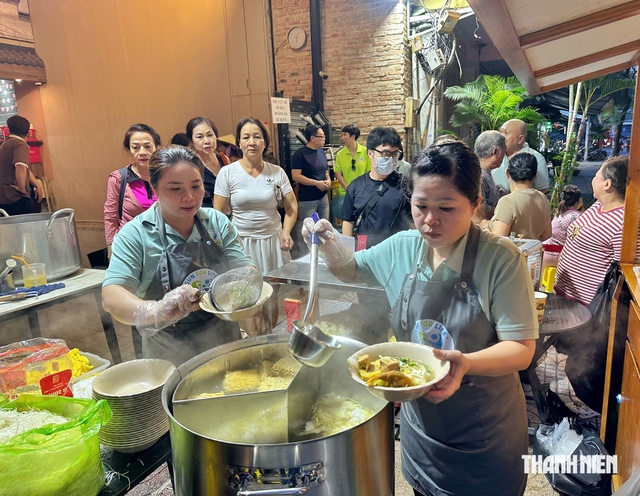 Tô hủ tiếu 8.000 đồng và nghĩa tình TP.HCM - Ảnh 1.